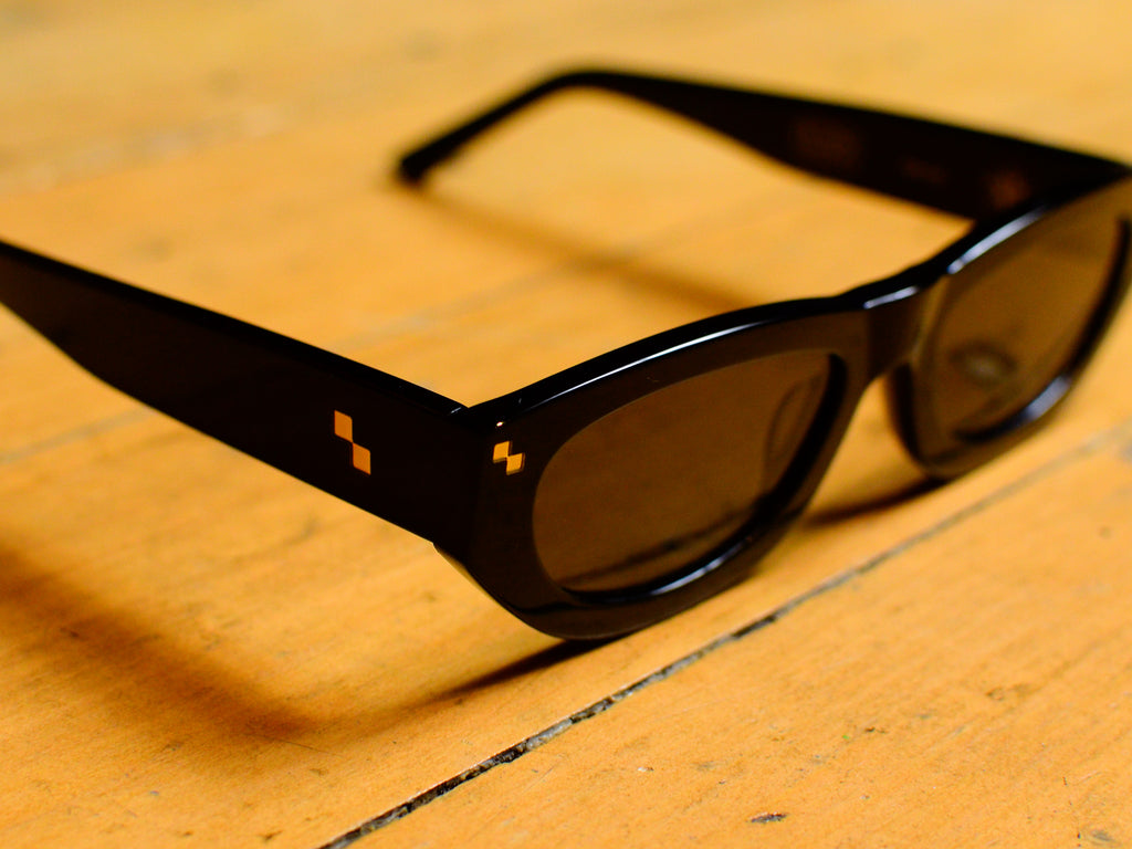 The Pearla - Polished Black / Black